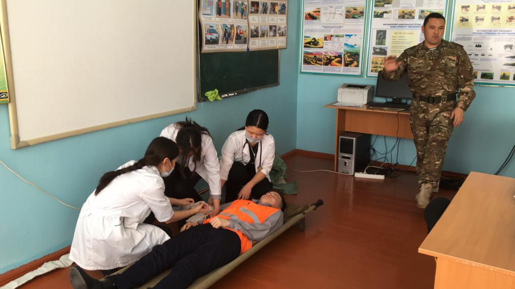 №126 мамандандырылған  лицейдің АӘД пәнінің мұғалімі А.Найкин  11-сынып оқушыларына 19 қазан  Құтқарушылар күніне орай  ашық тәрбие сағатын өткізді.