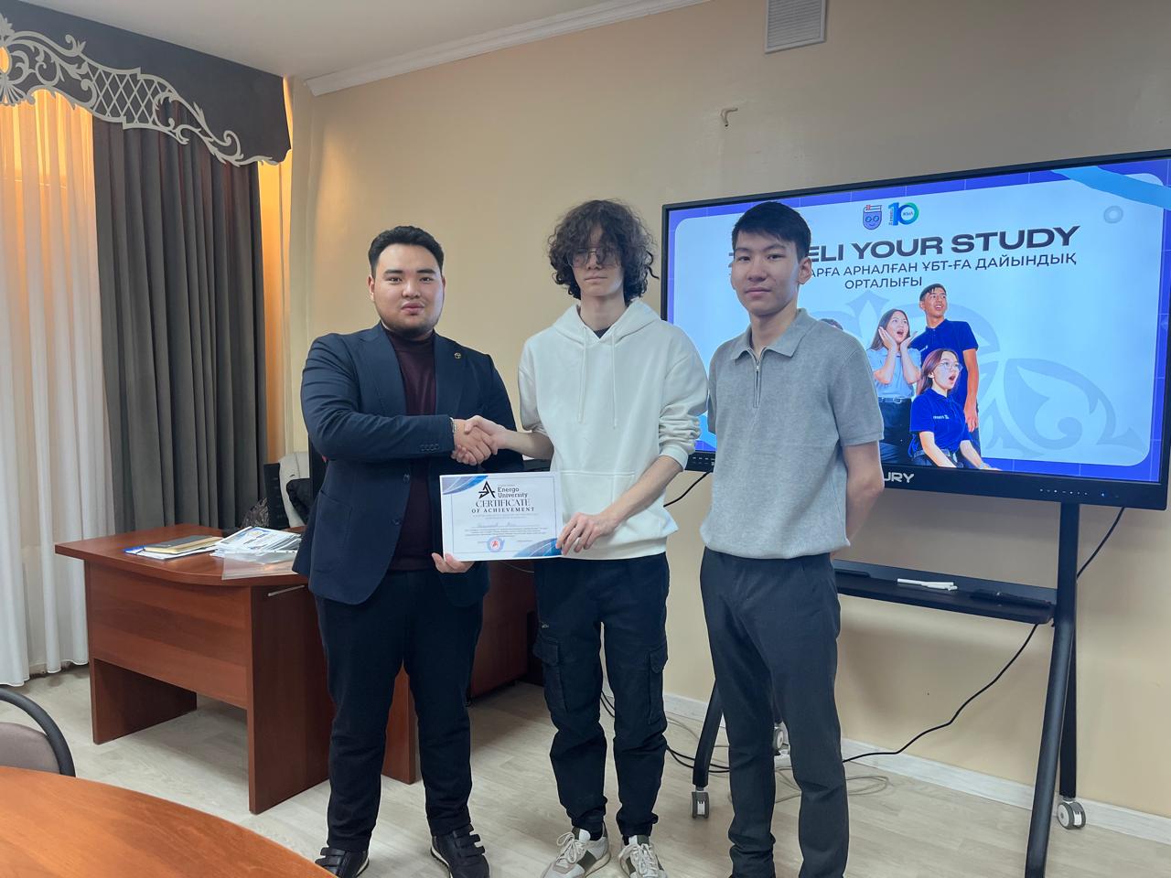 “Зерделі” ақыл-ой дамыту орталығының регионалды директоры Отарбаев Нұрислам Дарханұлы арнайы келіп Әбдімәжит Қоңырбайұлы Өтеш атындағы математикалық олимпиаданың женімпазы Шарханов Жанға Алматы энергетика және байланыс университетінің грантын сыйлады