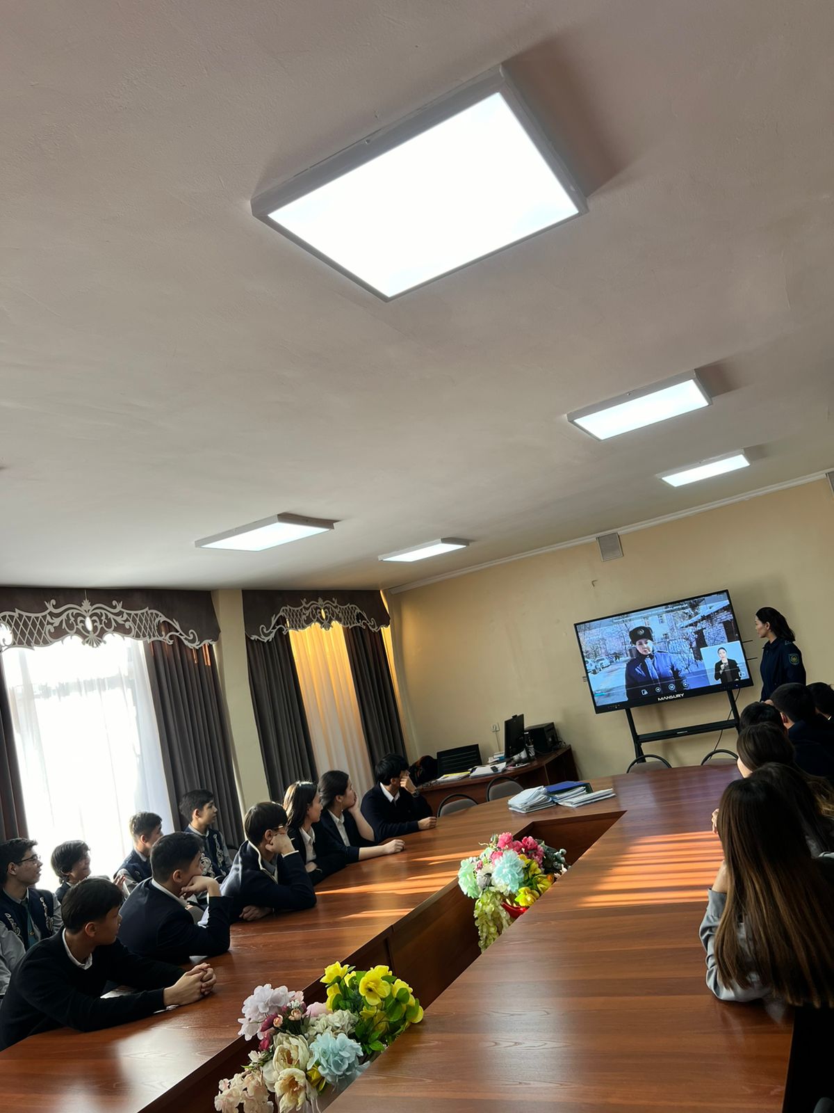 №126 мамандандырылған лицейдін оқушыларына Әуезов ауданы ПБ ЖПҚБ ЮПБ аға инспекторы полиция лейтенанты А.М. Арын кәмелетке толмағандар арасында экстремизм мен терроризмнің алдын алу мақсатында түсіндірме жұмыстары жүргізіліп, видеоролик көрсетілді