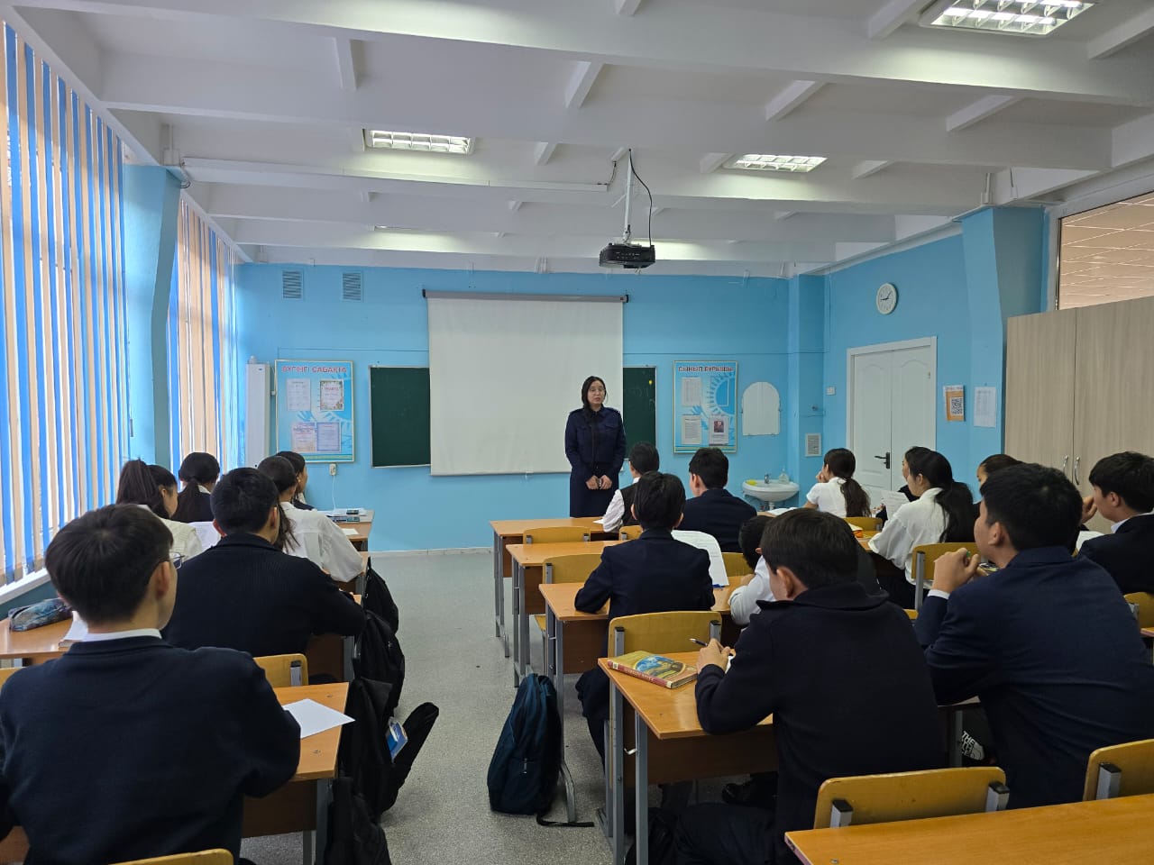 Қауіпсіздік сабағы бойынша Әуезов ауданының учаскелік полиция инспекторы Арын Аружан оқушылармен түсіндірме жұмыстарын жүргізді.