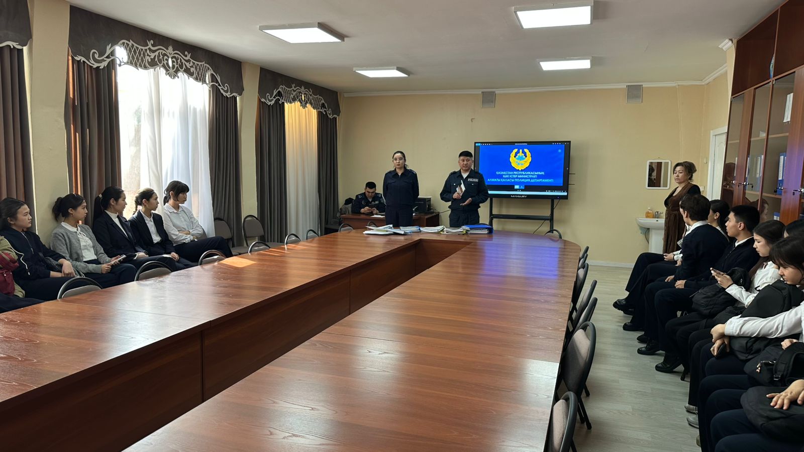 Қауіпсіздік жобасы аясында Әуезов ауданының аға инспекторлары түсіндірме жұмыстарын жүргізді