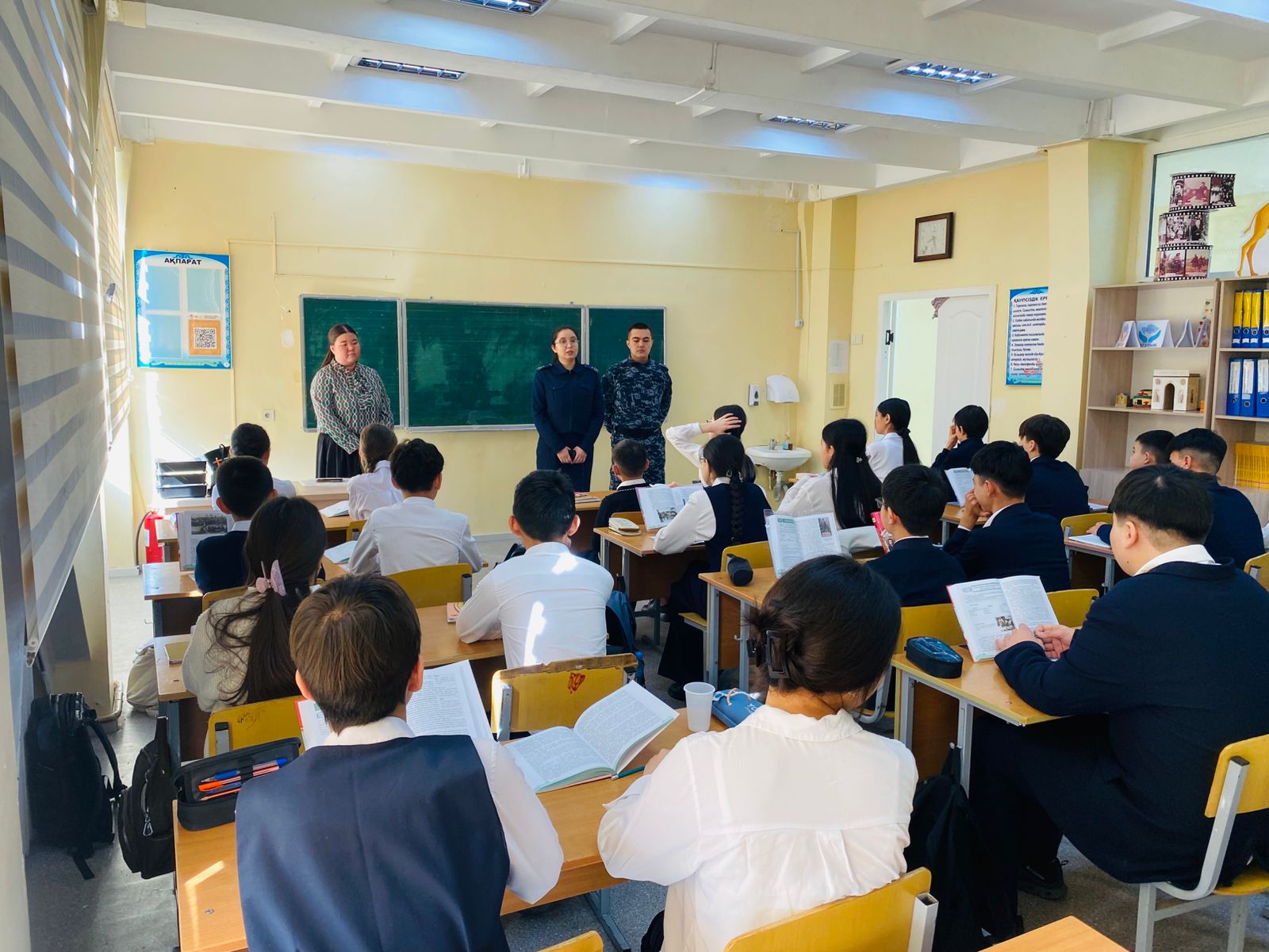 Жеке қауіпсіздік шараларын түсіндіру жұмыстарын Әуезов ауданның испекторы Арын Аружан түсіндірме жұмыстарын жүргізді
